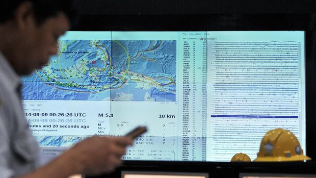 Petugas BMKG sedang melakukan penyebaran informasi lewat pesan singkat sesaat terpantau kejadian gempa di wilayah Indonesia. (Ilustrasi/AFP PHOTO / ADEK BERRY)