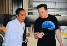 Momen pertemuan Jokowi dengan Elon Musk (Foto: Laily Rachev/Biro Pers Sekretariat Presiden) Baca artikel detikinet, "Indonesia Berpeluang Dapat Tesla dan SpaceX Sekaligus" selengkapnya https://inet.detik.com/business/d-6085505/indonesia-berpeluang-dapat-tesla-dan-spacex-sekaligus. Download Apps Detikcom Sekarang https://apps.detik.com/detik/