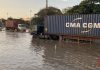 Banjir rob yang terjadi di Semarang melumpuhkan aktivitas di pelabuhan Tanjung Mas. Foto: CNN Indonesia/Damar